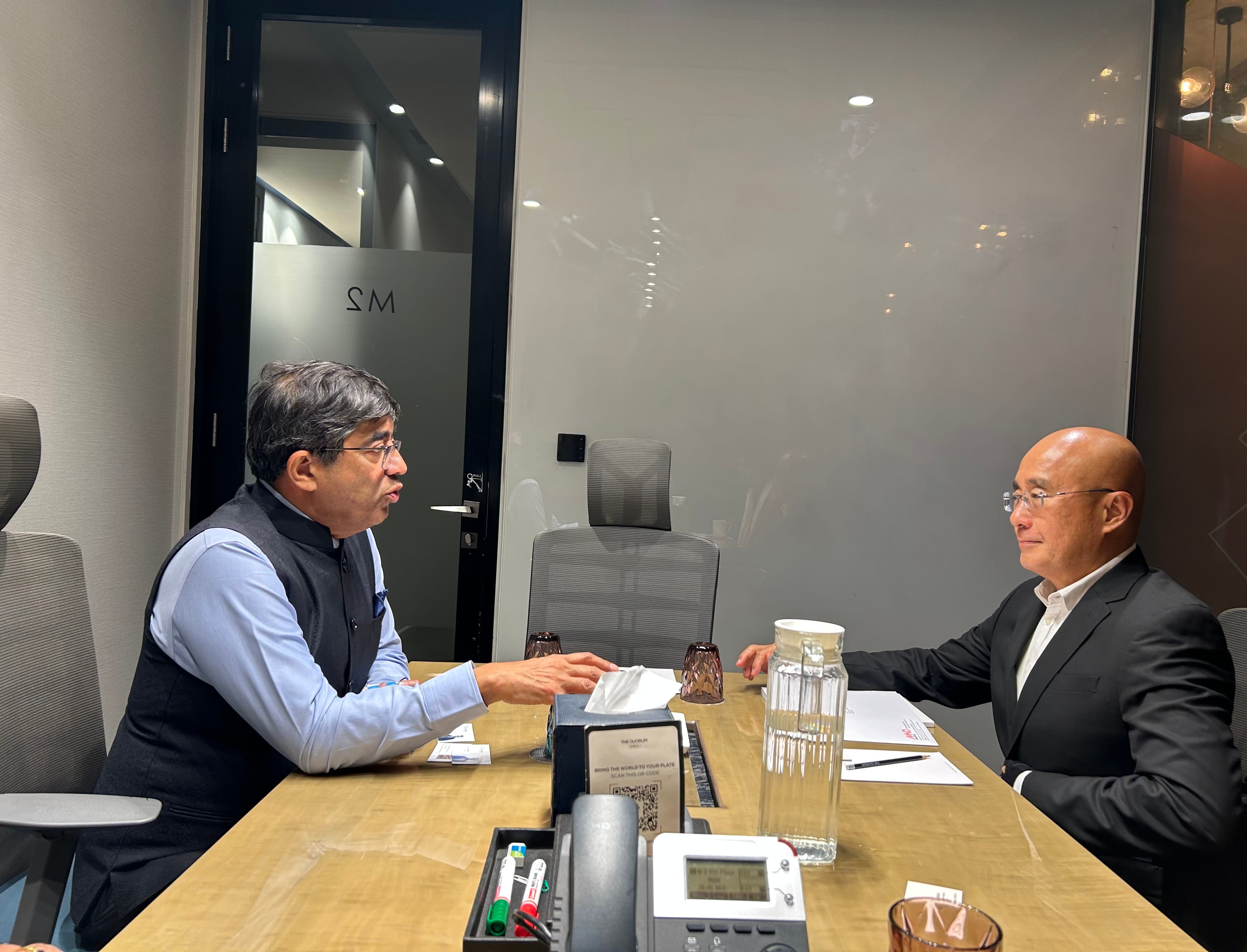 Photo of CLC Executive Fellow, Michael Koh meeting with Praveensingh Pardeshi, Chief Economic Advisor to the Chief Minister of Maharashtra  